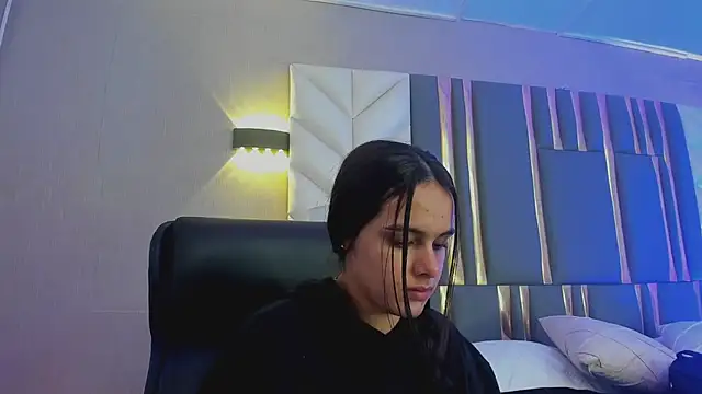 ChloeHarper  online show from June 26, 11:58 am