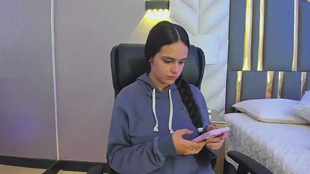 ChloeHarper  online show from July 9, 11:58 am