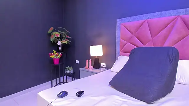 Snapshot of mia_milff chatting on May 10, 6:13 pm mia milff online show from May 10, 6:13 pm