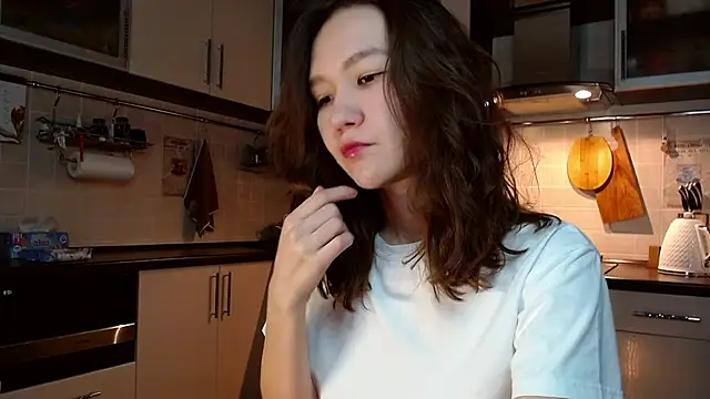 Kelly Yon online show from March 13, 10:10 pm