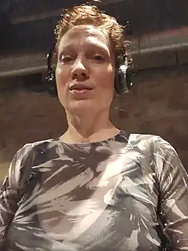 Snapshot of Exhibitionsplit chatting on November 7, 2:17 pm Exhibitionsplit online show from November 7, 2:17 pm