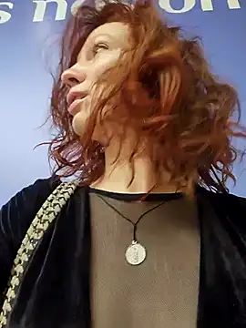 Snapshot of Exhibitionsplit chatting on December 3, 11:30 am Exhibitionsplit online show from December 3, 11:30 am