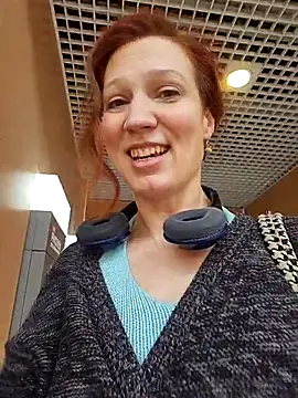 Snapshot of Exhibitionsplit chatting on December 5, 12:36 pm Exhibitionsplit online show from December 5, 12:36 pm