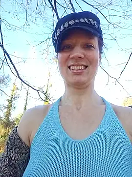 Snapshot of Exhibitionsplit chatting on December 14, 1:49 pm Exhibitionsplit online show from December 14, 1:49 pm