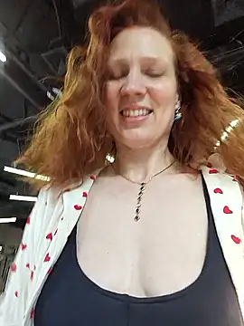 Snapshot of Exhibitionsplit chatting on May 24, 3:06 pm Exhibitionsplit online show from May 24, 3:06 pm