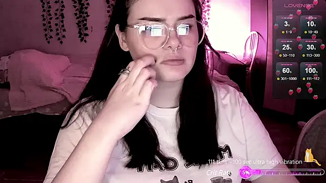 Snapshot of strawberry_elfcat chatting on December 3, 6:37 am strawberry elfcat online show from December 3, 6:37 am