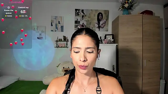 Snapshot of VeronikaOlsen chatting on October 7, 7:22 pm VeronikaOlsen online show from October 7, 7:22 pm