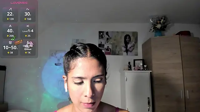 Snapshot of VeronikaOlsen chatting on October 14, 1:06 am VeronikaOlsen online show from October 14, 1:06 am
