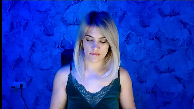 Snapshot of nika_gold1 chatting on November 13, 5:23 pm nika gold1 online show from November 13, 5:23 pm