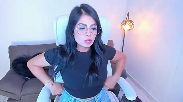 Snapshot of dominique21_ chatting on December 14, 10:50 pm dominique21 online show from December 14, 10:50 pm