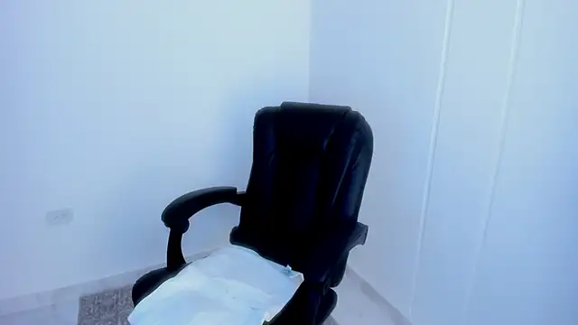 Snapshot of dominique21_ chatting on March 6, 5:04 am dominique21 online show from March 6, 5:04 am