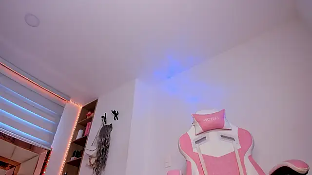 andreafernandz online show from May 17, 9:22 pm