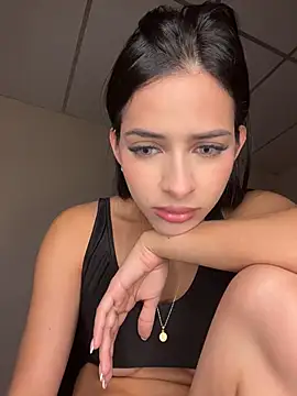 Snapshot of violetta-brown1 chatting on April 11, 12:37 am violetta-brown1 online show from April 11, 12:37 am