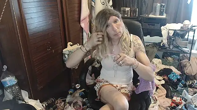 Snapshot of Ombeline1 chatting on June 20, 7:11 am Ombeline1 online show from June 20, 7:11 am