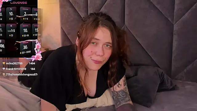 Snapshot of SophiePure chatting on February 9, 3:11 am SophiePure online show from February 9, 3:11 am