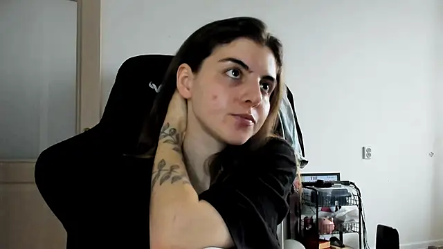 Snapshot of emmamurrr chatting on November 6, 8:37 am emmamurrr online show from November 6, 8:37 am