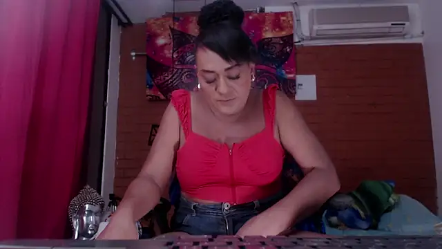 Snapshot of Khatalina_hott chatting on January 26, 8:03 am Khatalina hott online show from January 26, 8:03 am