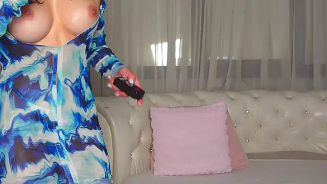 Snapshot of NinaCrystal1 chatting on December 10, 1:44 pm NinaCrystal1 online show from December 10, 1:44 pm