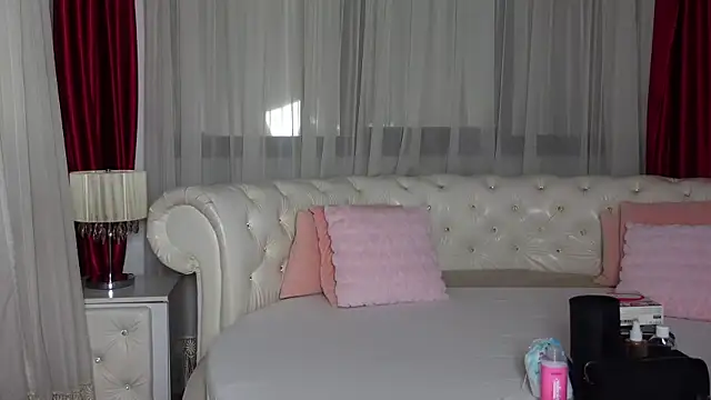 Snapshot of NinaCrystal1 chatting on February 14, 6:12 am NinaCrystal1 online show from February 14, 6:12 am