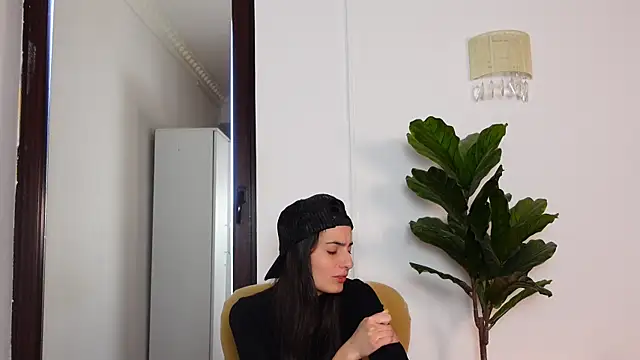 Snapshot of NinaCrystal1 chatting on December 15, 8:18 am NinaCrystal1 online show from December 15, 8:18 am