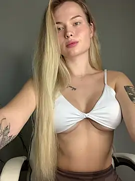 Snapshot of Vladamais chatting on December 10, 1:00 pm Vladamais online show from December 10, 1:00 pm