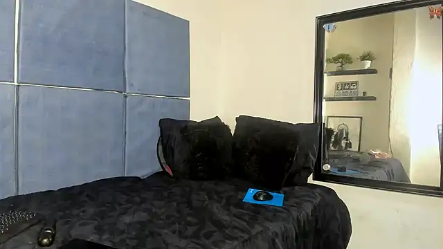 Snapshot of Ebonydollxx chatting on December 15, 7:18 pm Ebonydollxx online show from December 15, 7:18 pm