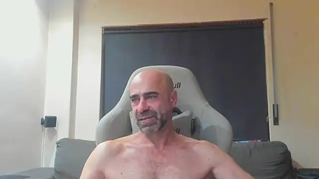 Snapshot of Bicopflirt chatting on October 10, 7:07 am Bicopflirt online show from October 10, 7:07 am