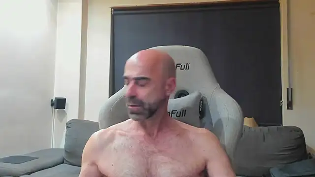 Snapshot of Bicopflirt chatting on October 28, 1:31 am Bicopflirt online show from October 28, 1:31 am