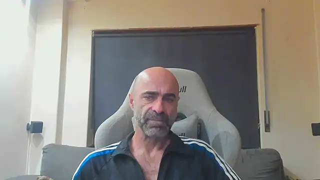 Snapshot of Bicopflirt chatting on November 10, 12:42 am Bicopflirt online show from November 10, 12:42 am