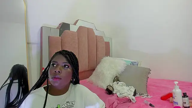 Snapshot of LoveQueen2 chatting on February 1, 11:43 am LoveQueen2 online show from February 1, 11:43 am