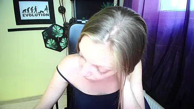 EmillyPlay online show from June 3, 2:33 pm