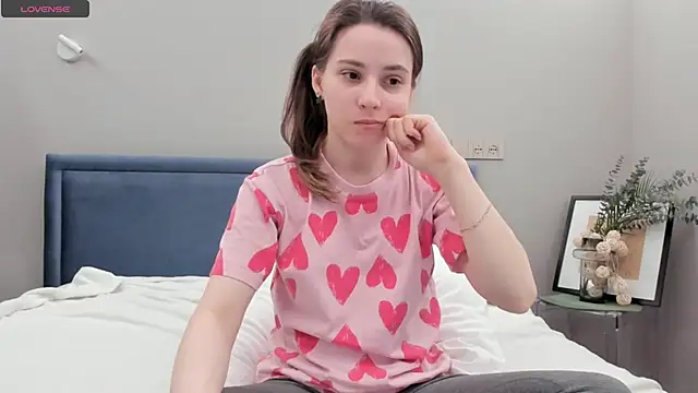 DonnaBurkee online show from March 8, 4:06 pm