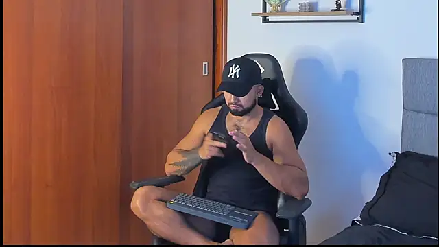 Snapshot of ethaanjones chatting on October 2, 7:43 pm ethaanjones online show from October 2, 7:43 pm