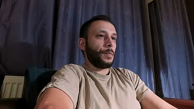 Snapshot of henryaxe chatting on December 19, 11:35 pm henryaxe online show from December 19, 11:35 pm