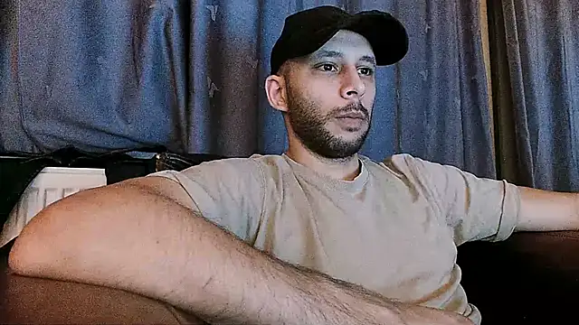 Snapshot of henryaxe chatting on December 27, 7:24 pm henryaxe online show from December 27, 7:24 pm