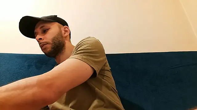 Snapshot of henryaxe chatting on January 25, 8:00 pm henryaxe online show from January 25, 8:00 pm