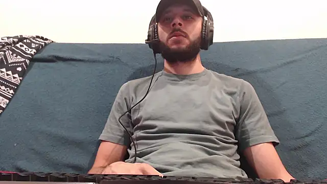 Snapshot of henryaxe chatting on March 13, 4:23 pm henryaxe online show from March 13, 4:23 pm