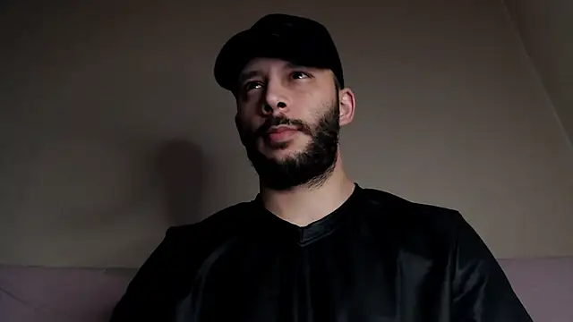 Snapshot of henryaxe chatting on September 18, 1:51 am henryaxe online show from September 18, 1:51 am