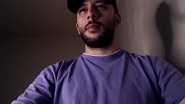 Snapshot of henryaxe chatting on November 12, 2:23 am henryaxe online show from November 12, 2:23 am