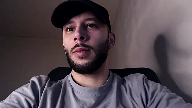 Snapshot of henryaxe chatting on November 19, 9:42 am henryaxe online show from November 19, 9:42 am