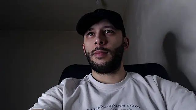 Snapshot of henryaxe chatting on December 17, 2:45 pm henryaxe online show from December 17, 2:45 pm