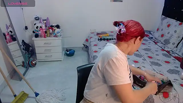 Snapshot of soniafuckboobs chatting on May 14, 12:23 pm soniafuckboobs online show from May 14, 12:23 pm