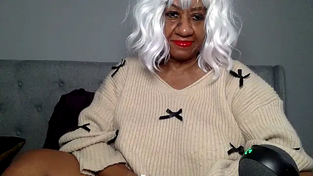 BreanaDivine online show from January 4, 5:05 pm