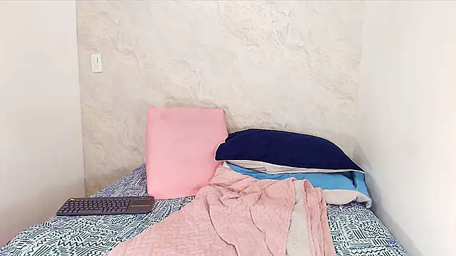 Snapshot of sofi_balvin chatting on February 14, 7:23 pm sofi balvin online show from February 14, 7:23 pm