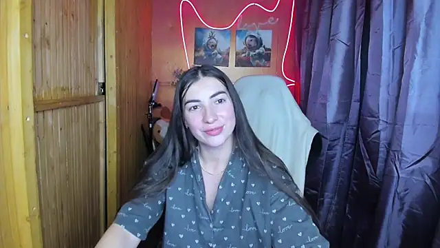 Snapshot of Fiery_Brunette_ chatting on December 24, 5:55 pm Fiery Brunette  online show from December 24, 5:55 pm