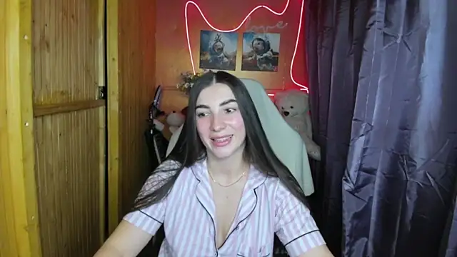 Snapshot of Fiery_Brunette_ chatting on February 9, 8:45 pm Fiery Brunette  online show from February 9, 8:45 pm