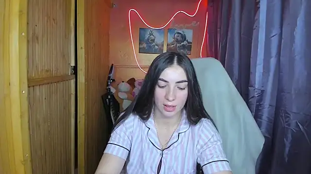 Snapshot of Fiery_Brunette_ chatting on February 17, 9:35 am Fiery Brunette  online show from February 17, 9:35 am