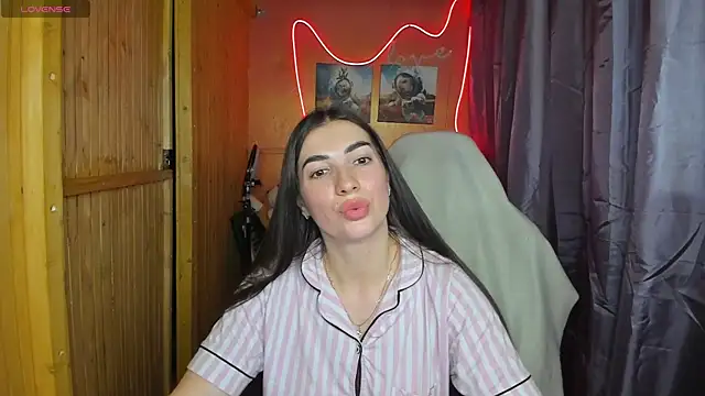 Snapshot of Fiery_Brunette_ chatting on February 18, 6:58 pm Fiery Brunette  online show from February 18, 6:58 pm