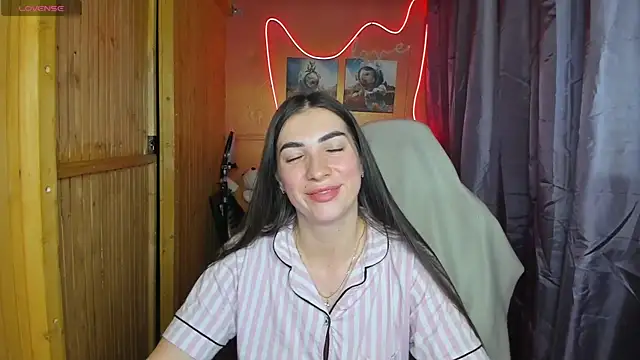 Snapshot of Fiery_Brunette_ chatting on February 20, 6:50 am Fiery Brunette  online show from February 20, 6:50 am