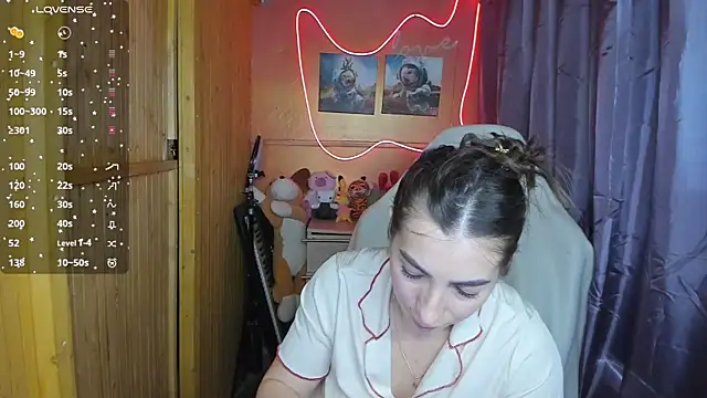 Snapshot of Fiery_Brunette_ chatting on February 25, 7:31 am Fiery Brunette  online show from February 25, 7:31 am